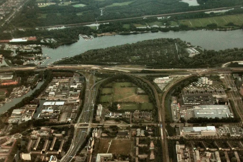 Luchtfoto van knooppunt De Nieuwe Meer in de Ring A10 bij Amsterdam