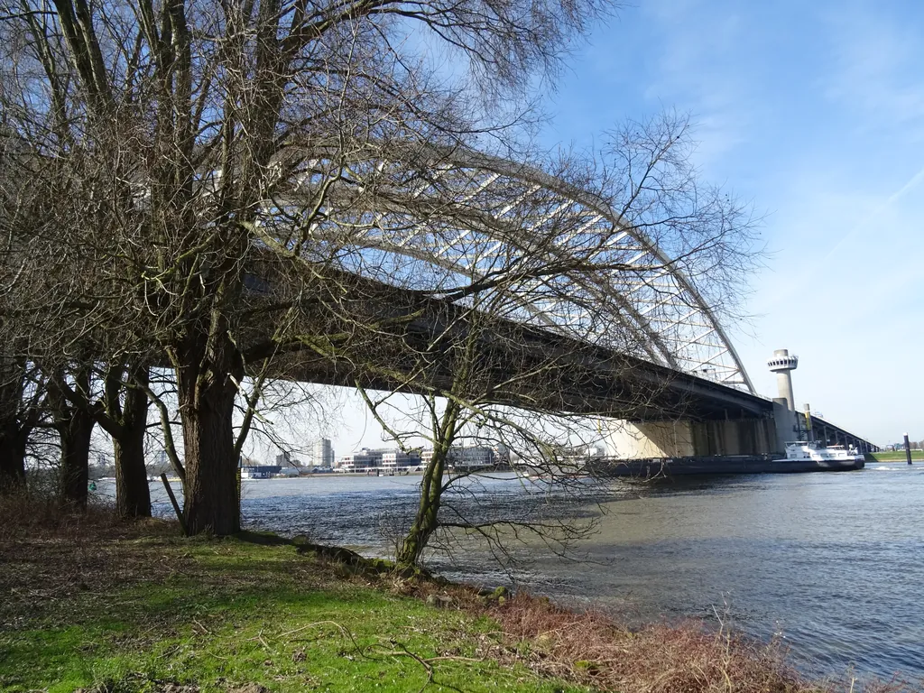 De Van Brienenoordbrug over de Nieuwe Maas in Rotterdam