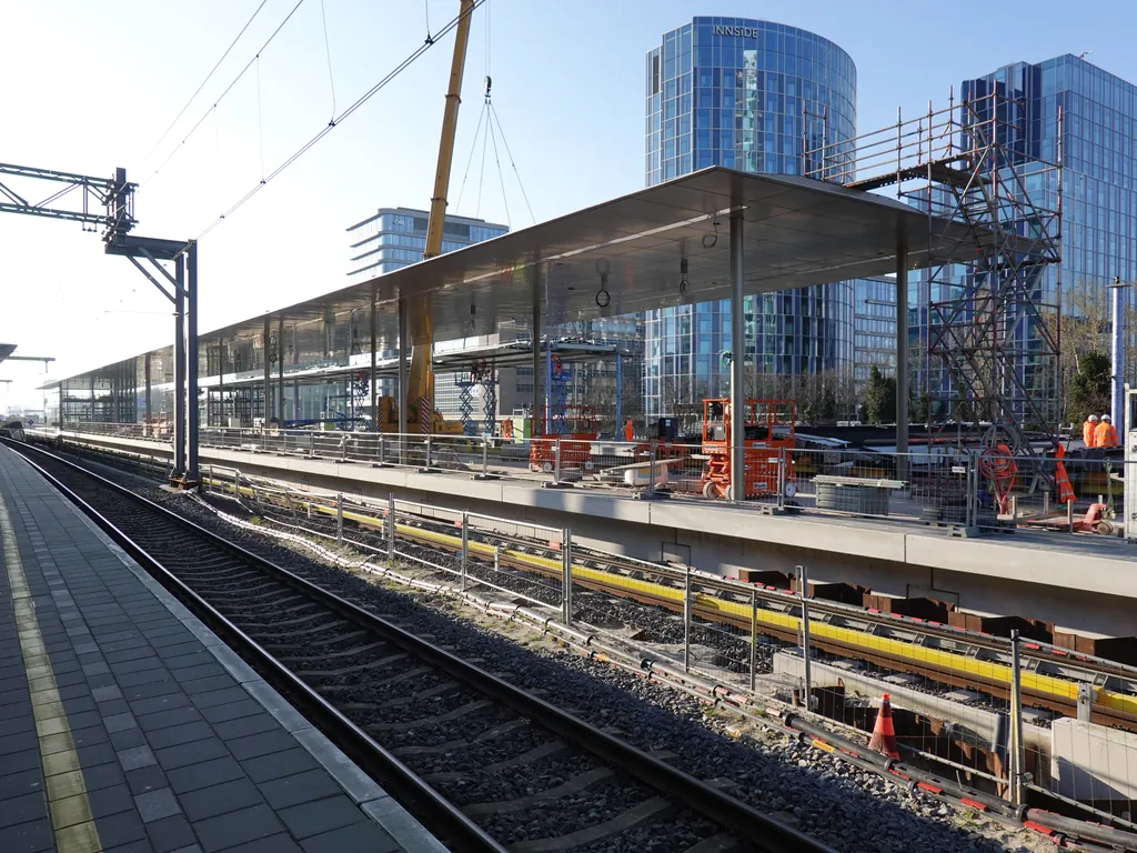 Bouw van de nieuwe metroperrons op station Amsterdam Zuid, onderdeel van Zuidasdok